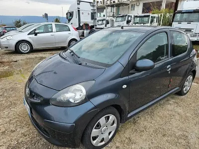 Usado Toyota Aygo 67 HP (49 kW) 2007 Cinzento Citadino