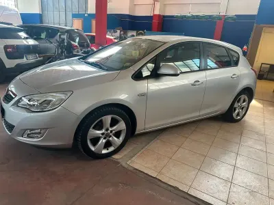 Usata Opel Astra Cosmo 140 CV (102 kW) 2010 Grigio Berlina