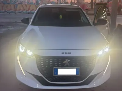 Usata Peugeot 208 Allure 101 CV (74 kW) 2021 Bianco Utilitaria