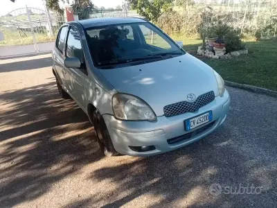 Usata Toyota Yaris 65 CV (47 kW) 2005 Blu Berlina