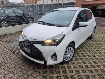 Usata Toyota Yaris Active 69 CV (50 kW) 2015 Bianco Utilitaria