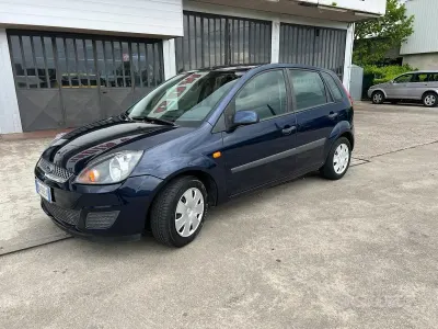 Usata Ford Fiesta Ghia 75 CV (55 kW) 2006 Blu Utilitaria