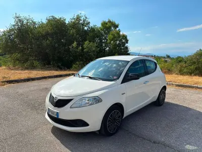 Usata Lancia Ypsilon Platinum 69 CV (50 kW) 2018 Bianco Utilitaria