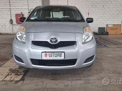 Usata Toyota Yaris Sol 69 CV (50 kW) 2011 Grigio Utilitaria