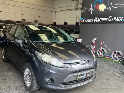 Usata Ford Fiesta 82 CV (60 kW) 2009 Grigio Berlina