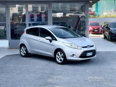 Usata Ford Fiesta 68 CV (50 kW) 2010 Grigio Berlina