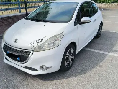 Usata Peugeot 208 Access 82 CV (60 kW) 2013 Bianco Utilitaria