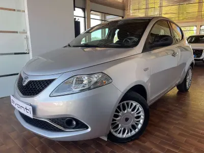 Usata Lancia Ypsilon Gold 69 CV (50 kW) 2017 Argento Utilitaria