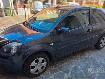 Usata Ford Fiesta 75 CV (55 kW) 2007 Grigio Utilitaria