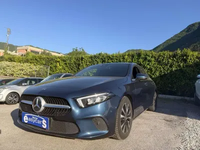 Usata Mercedes A180 Business 116 CV (85 kW) 2019 Blu scuro metallizzato Berlina