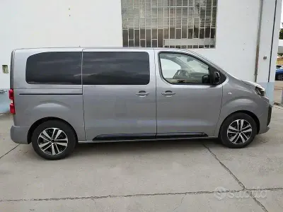 Nuova Peugeot Traveller Business-Line 2026 Grigio Monovolume