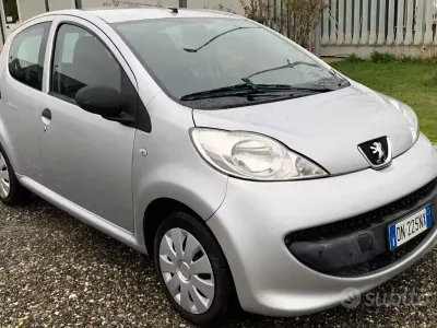 Usata Peugeot 107 Urban Move 68 CV (50 kW) 2008 Grigio Utilitaria