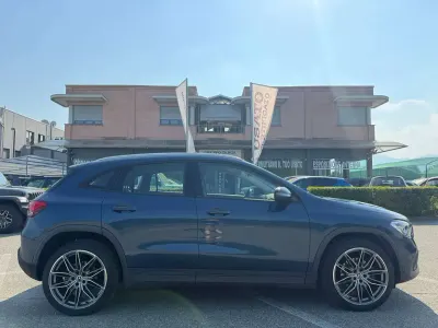 Usata Mercedes GLA180 Business 116 CV (85 kW) 2021 Blu/azzurro SUV