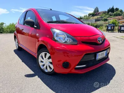 Usata Toyota Aygo Connect Style 68 CV (50 kW) 2014 Rosso Utilitaria
