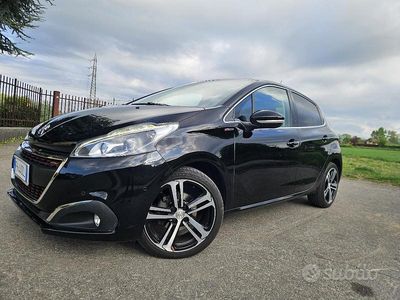 Usata Peugeot 208 GT-line 110 CV (80 kW) 2017 Nero Utilitaria