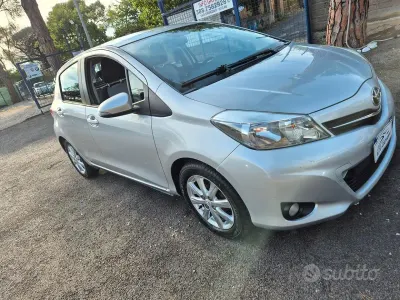 Usata Toyota Yaris Lounge 90 CV (66 kW) 2012 Grigio Utilitaria