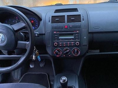 Usado VW Polo 94 CV (69 kW) 2006 Gris Utilitario