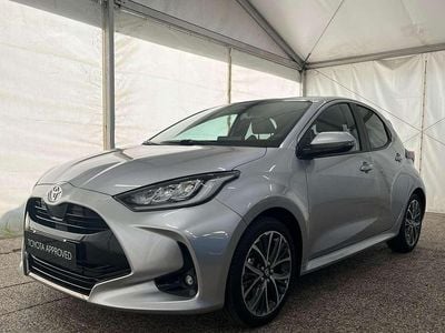 Nuova Toyota Yaris Hybrid Lounge 92 CV (67 kW) 2026 Argento Berlina