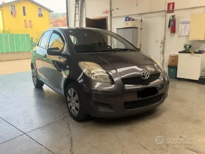 Begagnad Toyota Yaris 69 HK (50 kW) 2010 Grå Halvkombi