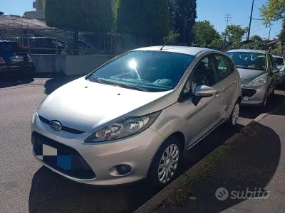 Usata Ford Fiesta 60 CV (44 kW) 2011 Grigio Berlina