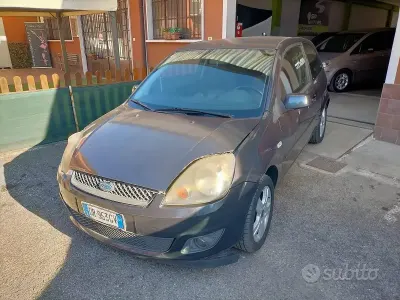 Usado Ford Fiesta Ghia 75 HP (55 kW) 2008 Cinzento Citadino