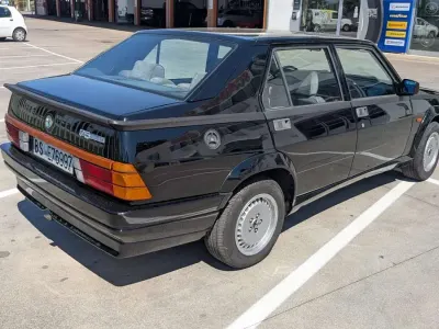 Usata Alfa Romeo 75 148 CV (108 kW) 1987 Nero Berlina