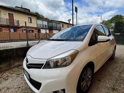 Usata Toyota Yaris 90 CV (66 kW) 2014 Bianco Utilitaria