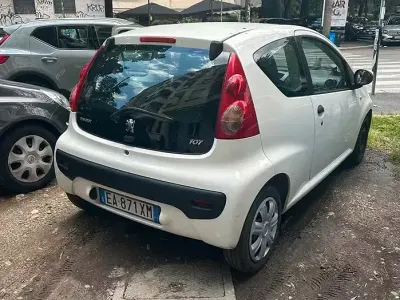 Usata Peugeot 107 68 CV (50 kW) 2010 Bianco Utilitaria
