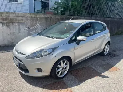 Usata Ford Fiesta Titanium 68 CV (50 kW) 2009 Grigio Berlina