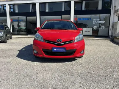 Usata Toyota Yaris Lounge 69 CV (50 kW) 2014 Rosso Utilitaria