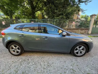 Usata Volvo V40 Momentum 150 CV (110 kW) 2015 Grigio Berlina