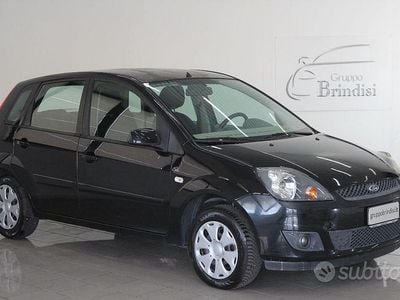 Usata Ford Fiesta Ghia 67 CV (49 kW) 2007 Nero Utilitaria