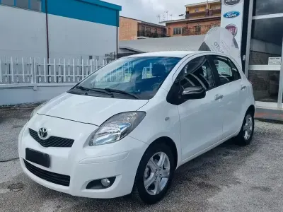 Usata Toyota Yaris Sol 100 CV (73 kW) 2011 Bianco Utilitaria