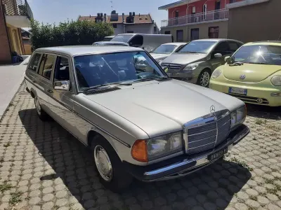 Usata Mercedes 200 109 CV (80 kW) 1981 Argento