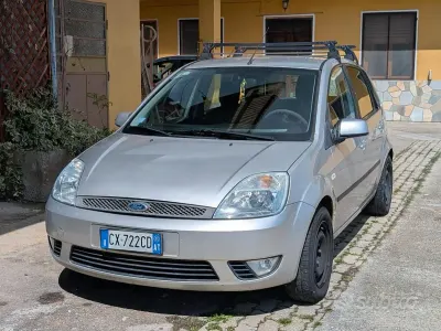 Usata Ford Fiesta 68 CV (50 kW) 2005 Grigio Utilitaria