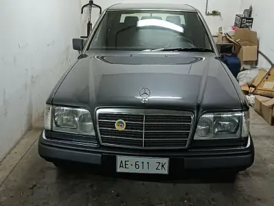 Usata Mercedes E200 136 CV (100 kW) 1995 Grigio Berlina