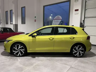 Usata VW Golf VIII Life 116 CV (85 kW) 2022 Giallo Berlina