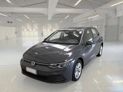 Usata VW Golf VIII Life 115 CV (84 kW) 2022 Grigio Berlina