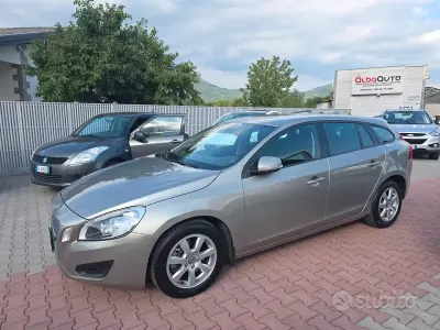 Usata Volvo V60 115 CV (84 kW) 2012 Giallo Station wagon