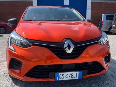 Używany Renault Clio V SE 67 KM (49 kW) 2023 Pomarańczowy Sedan/Limuzyna