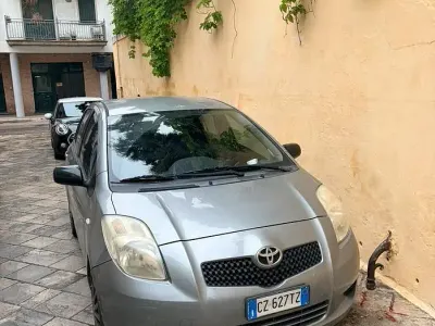 Usata Toyota Yaris 87 CV (63 kW) 2006 Grigio Berlina