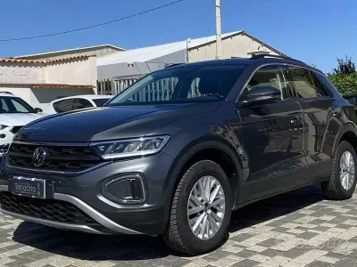 Usata VW T-Roc Life 116 CV (85 kW) 2023 Grigio SUV