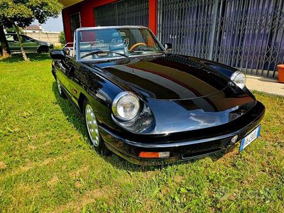 Begagnad Alfa Romeo Spider 122 HK (89 kW) 1993 Svart Cab