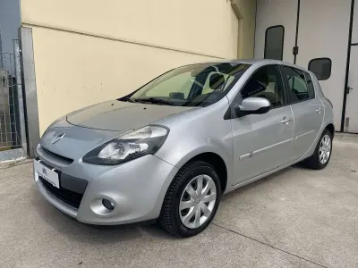 Usata Renault Clio III Dynamique 75 CV (55 kW) 2012 Argento Berlina