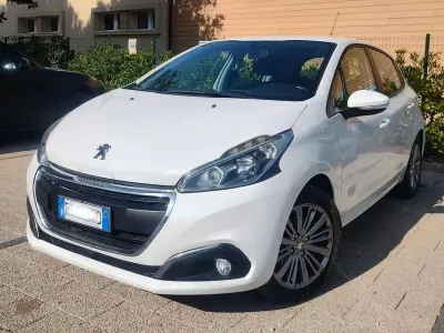 Usata Peugeot 208 Allure 82 CV (60 kW) 2016 Bianco Utilitaria