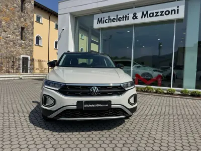 Usata VW T-Roc Life 110 CV (80 kW) 2024 Beige SUV