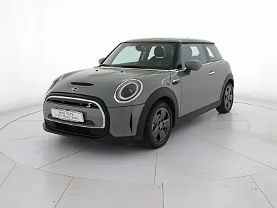 Usata Mini Cooper SE Essential 135 kW (184 CV) 2022 Moonwalk grey Utilitaria