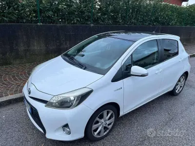 Usata Toyota Yaris Hybrid Style 75 CV (55 kW) 2013 Bianco Berlina