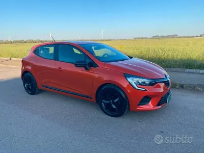 Begagnad Renault Clio V Techno 101 HK (74 kW) 2023 Röd Sedan