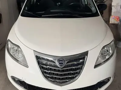 Usata Lancia Ypsilon 95 CV (69 kW) 2013 Bianco Utilitaria